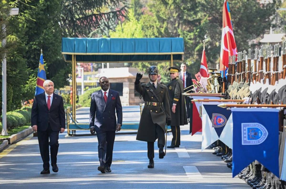 Milli Savunma Bakanı G&uuml;ler, Kongolu mevkidaşı Muadiamvita ile g&ouml;r&uuml;şt&uuml;