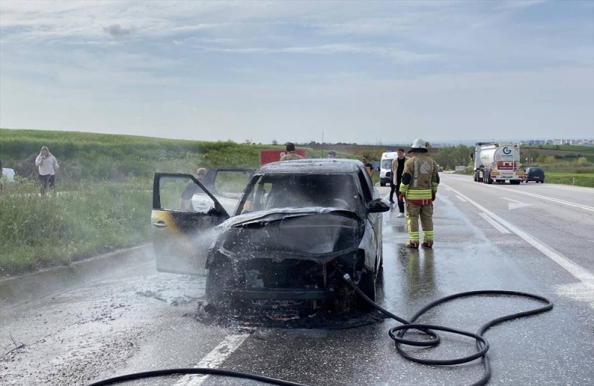 Edirne'de seyir halindeyken yanan otomobil kullanılamaz hale geldi