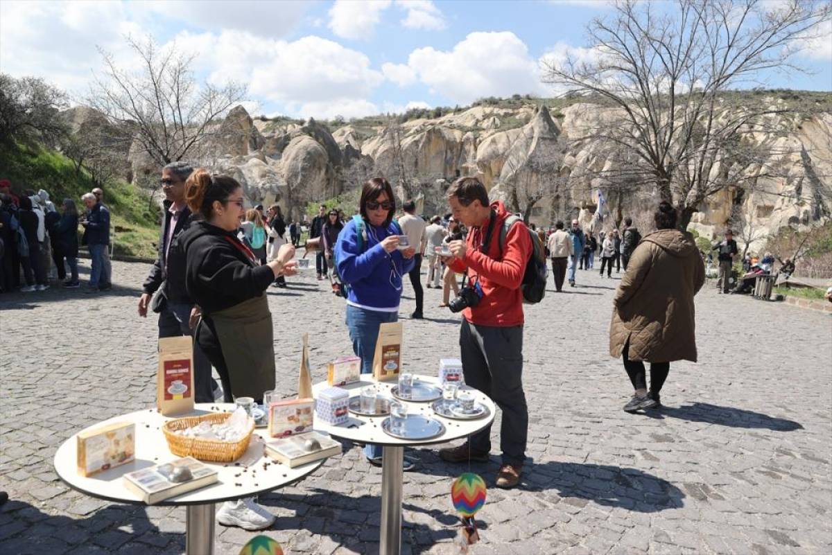 Kapadokya'da turistlere T&uuml;rk kahvesi ile lokum ikram edildi