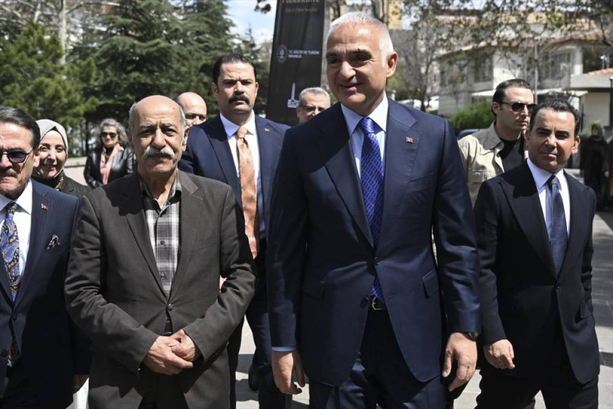 K&uuml;lt&uuml;r ve Turizm Bakanı Ersoy, "Fuadname" sergisinin a&ccedil;ılışına katıldı: