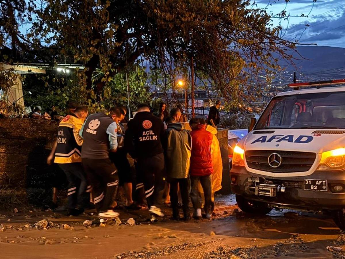 Hatay'da sağanak nedeniyle &ccedil;&ouml;ken evdeki 1 kişi hayatını kaybetti