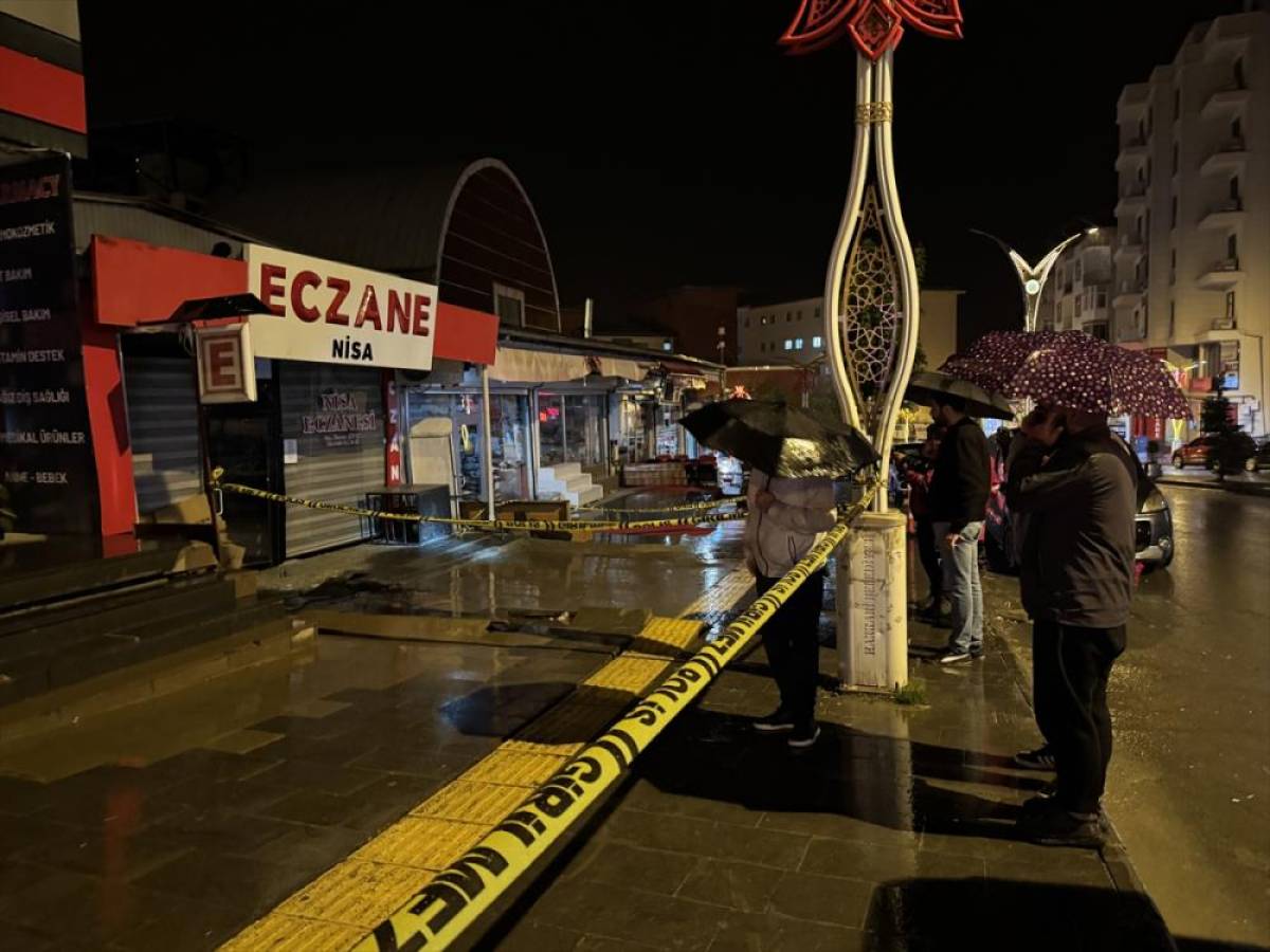 Hakkari'de temel kazısı yapılan alan &ccedil;evresinde &ccedil;atlakların oluşması &uuml;zerine 6 bina tahliye edildi