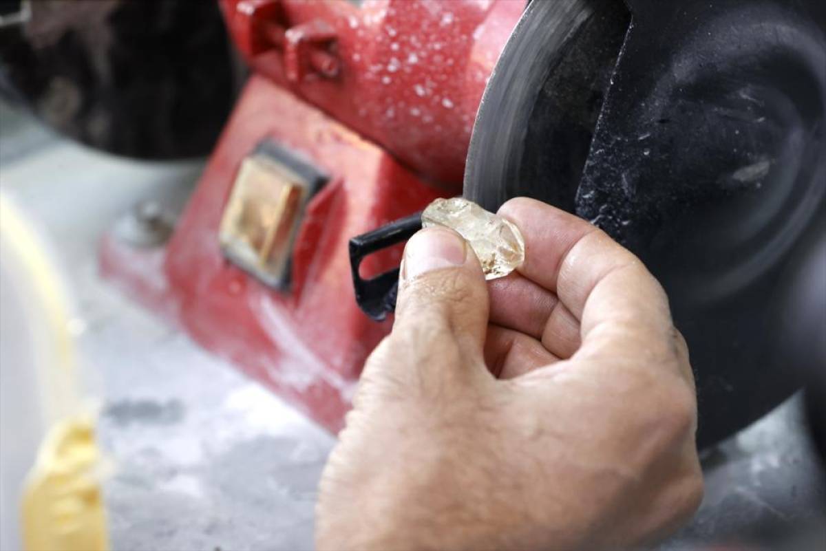 Yüzüğünü tamir ederken keşfettiği yeteneğiyle doğal taşlara 