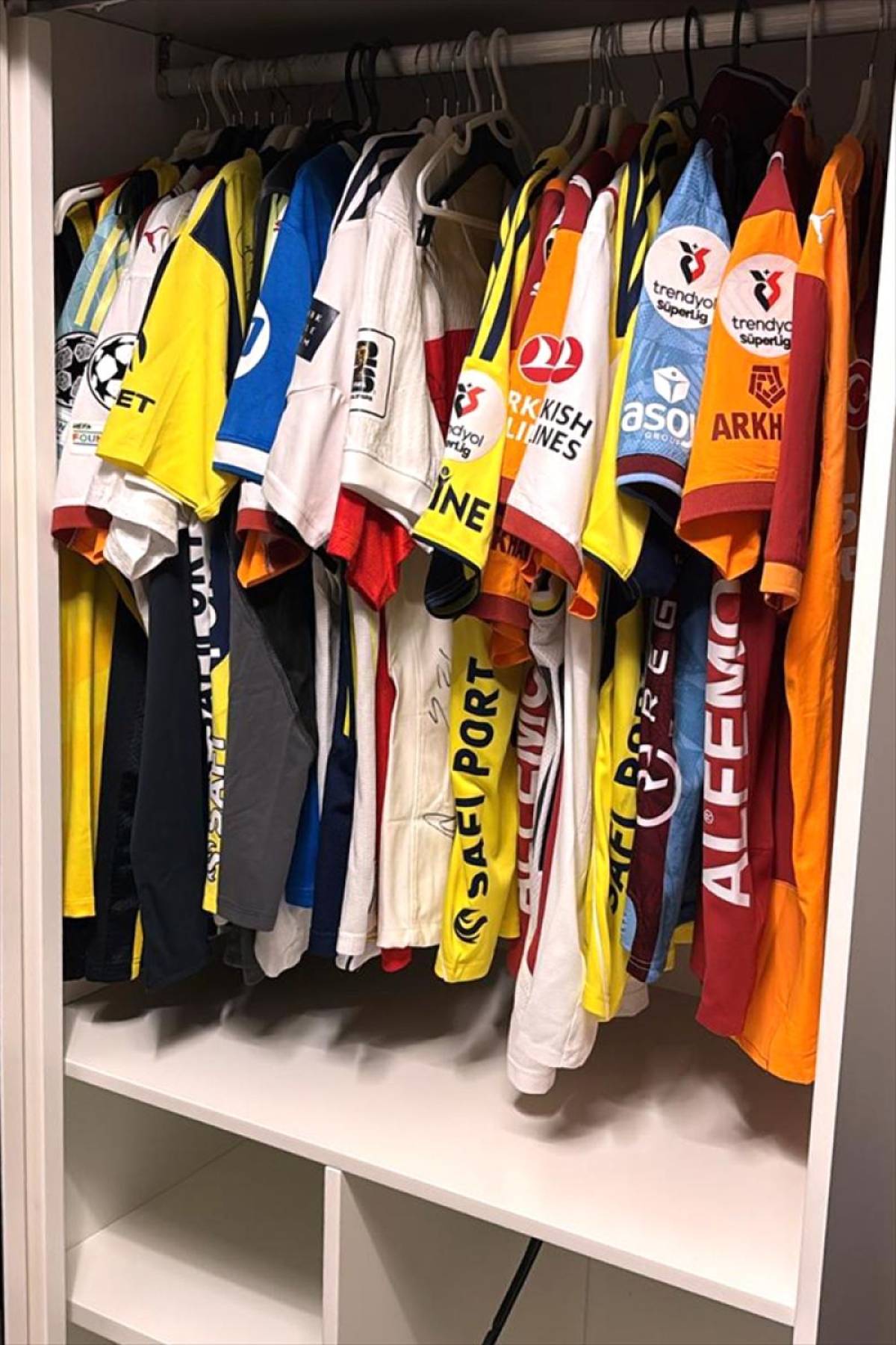 Beşiktaş-Fenerbah&ccedil;e ma&ccedil;ında karaborsa bilet satıldığı iddiasıyla 15 ş&uuml;pheli yakalandı