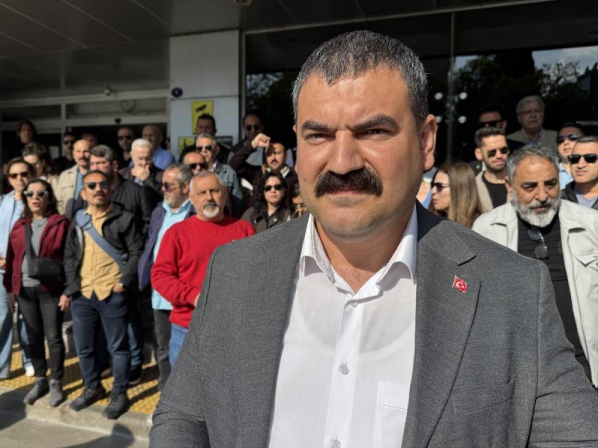 Karşıyaka Belediyesi'nde g&ouml;revli memurlar &ouml;denmeyen alacakları i&ccedil;in iş bıraktı