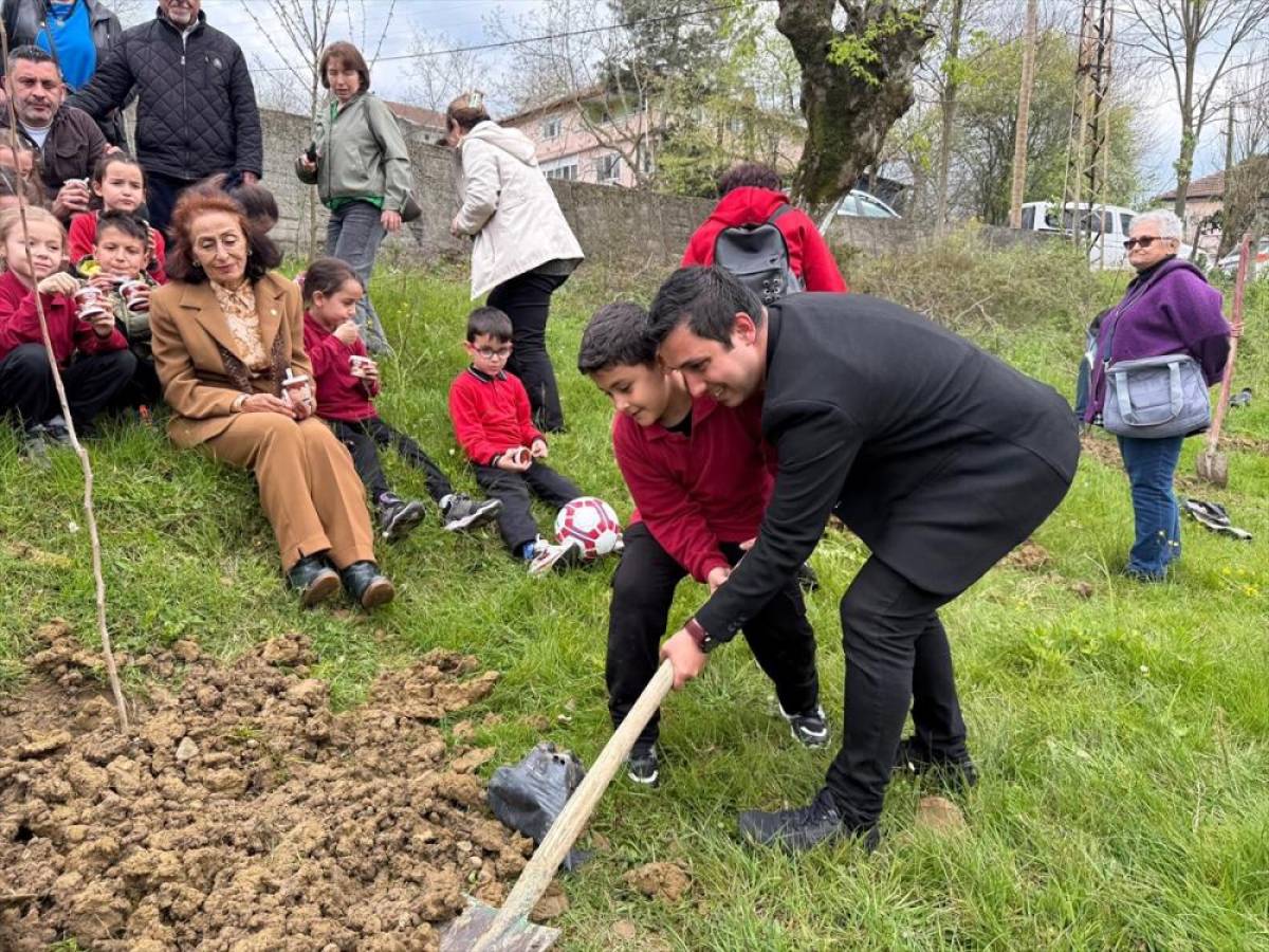 Zonguldak'ta gazetecilerden 19 yıl &ouml;nce tamir ettirdikleri k&ouml;y okulundaki &ouml;ğrencilere bayram s&uuml;rprizi