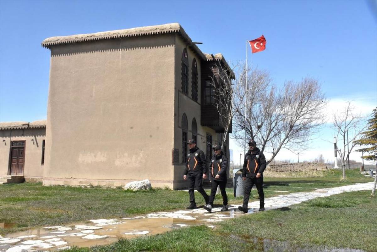 Van'da turizm polisleri yerli ve yabancı turistlerin g&uuml;venliği i&ccedil;in sahada