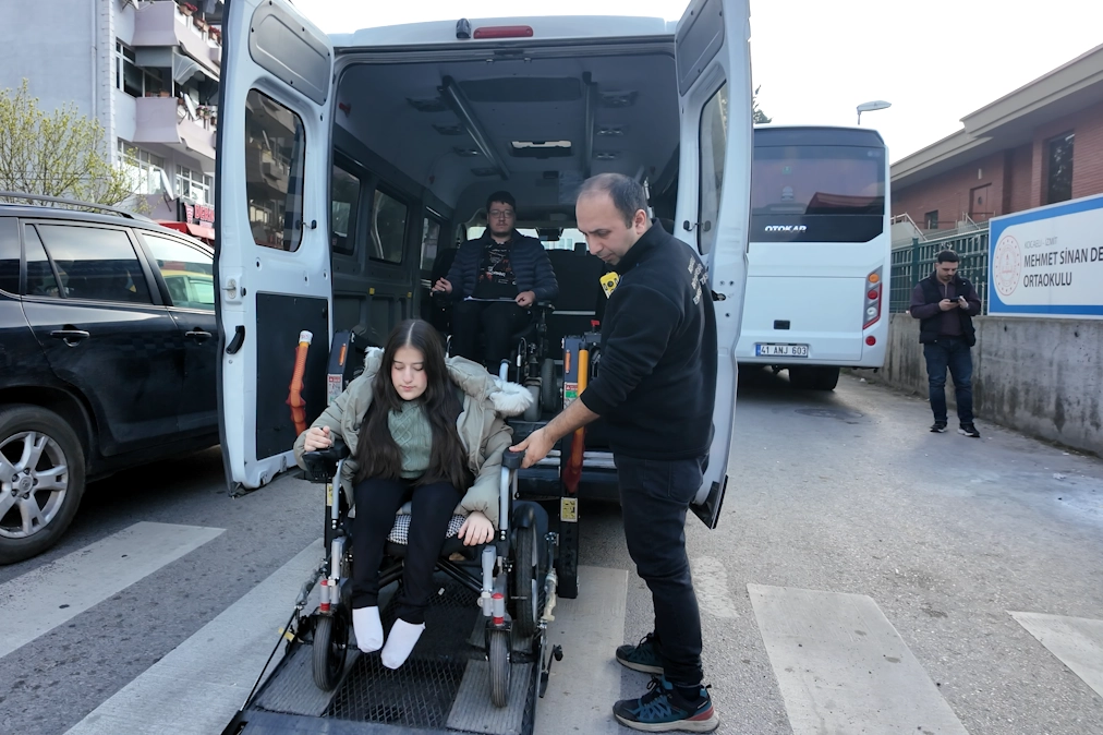 Kocaeli'de 'Engelsiz Taksi' hayallere k&ouml;pr&uuml; oldu