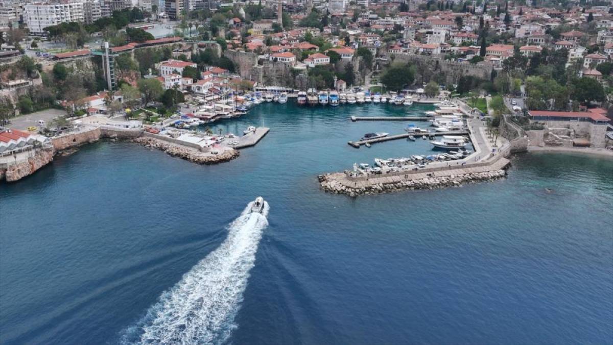 Antalya'da deniz polisleri karakol botlarıyla mavi sularda her daim teyakkuzda