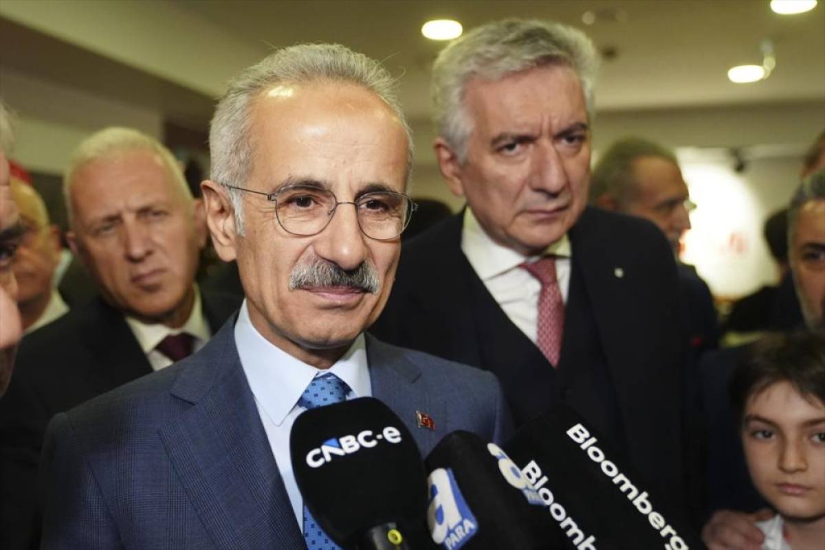 Bakan Uraloğlu: "T&uuml;rkiye jet yakıtı ithalat&ccedil;ısı bir &uuml;lke değil, tersine ihracat&ccedil;ı bir &uuml;lke. Şu anda T&uuml;rkiye'de net olarak bir jet yakıtı problemi yoktur"