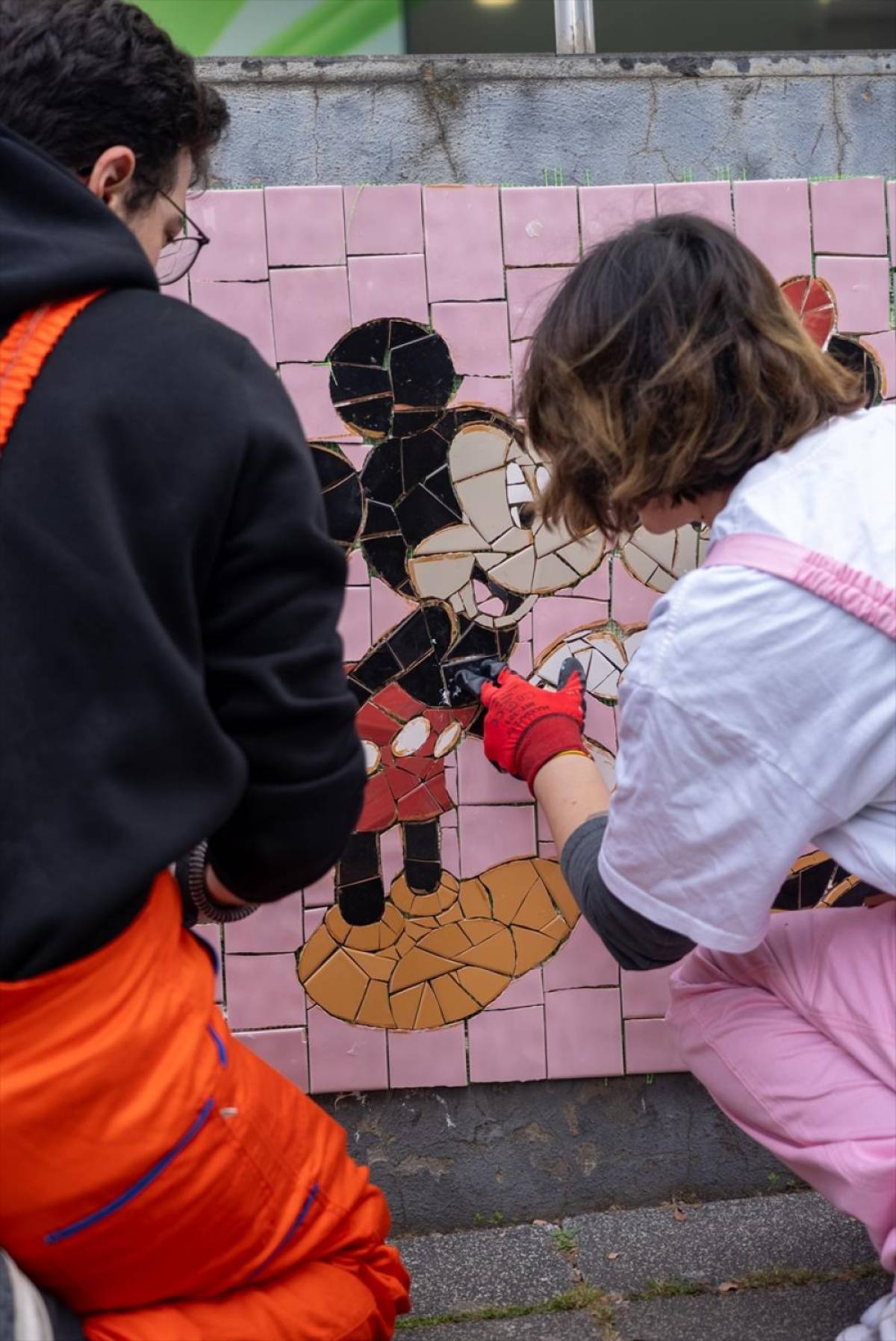 Onaranlar Kul&uuml;b&uuml;, İstanbul'un yıpranmış y&uuml;zeylerini seramik kolajlarla d&ouml;n&uuml;şt&uuml;r&uuml;yor