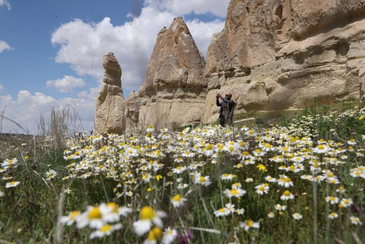 Kapadokya'da peribacaları baharda &ccedil;i&ccedil;eklerle buluştu