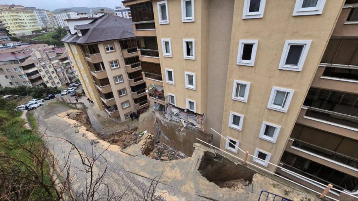 Bursa'da &ccedil;&ouml;ken istinat duvarı, apartmanda ve 2 ara&ccedil;ta hasar oluşturdu