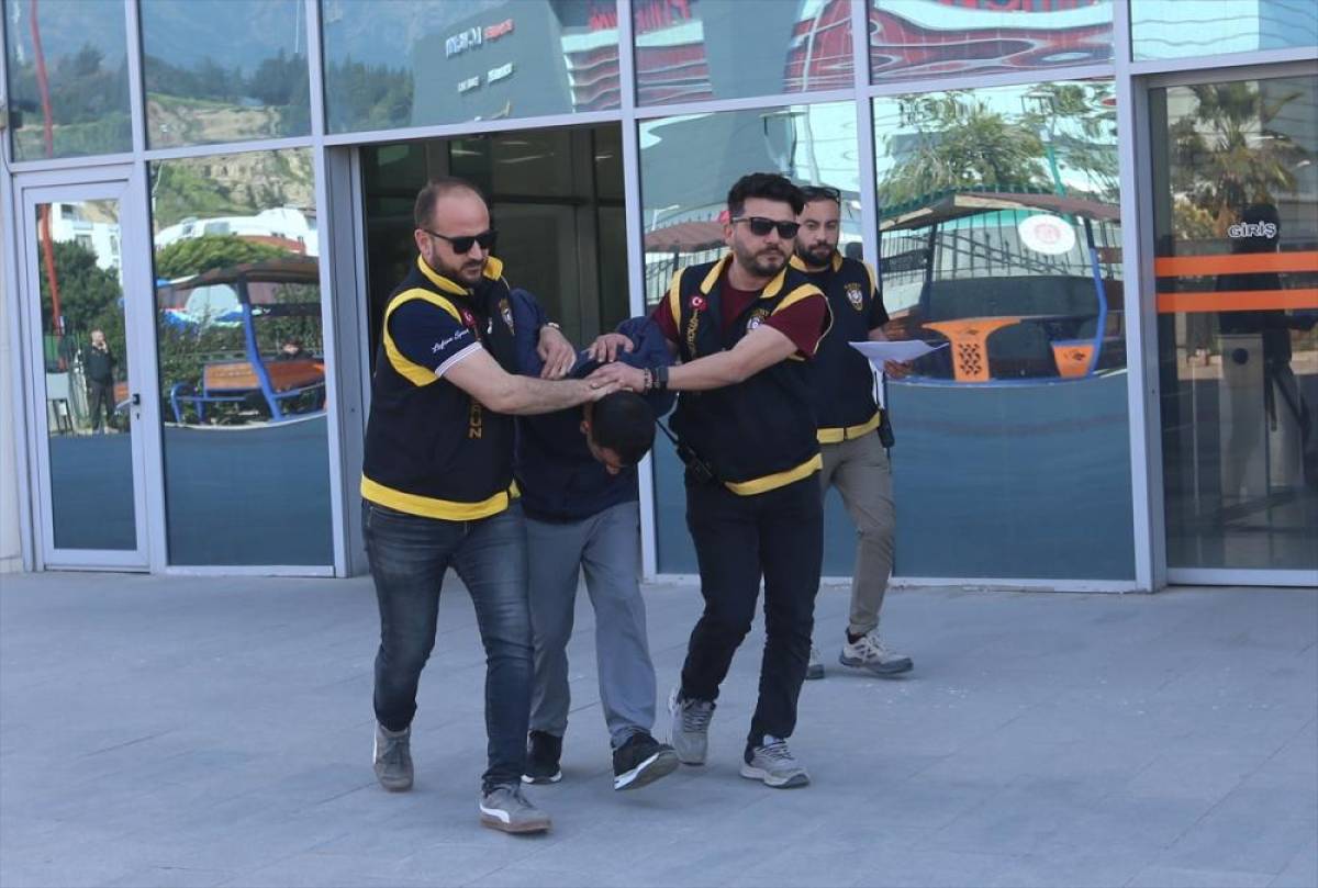 G&Uuml;NCELLEME 2 - Hatay'da satırla 3 kişiyi yaralayan zanlı tutuklandı