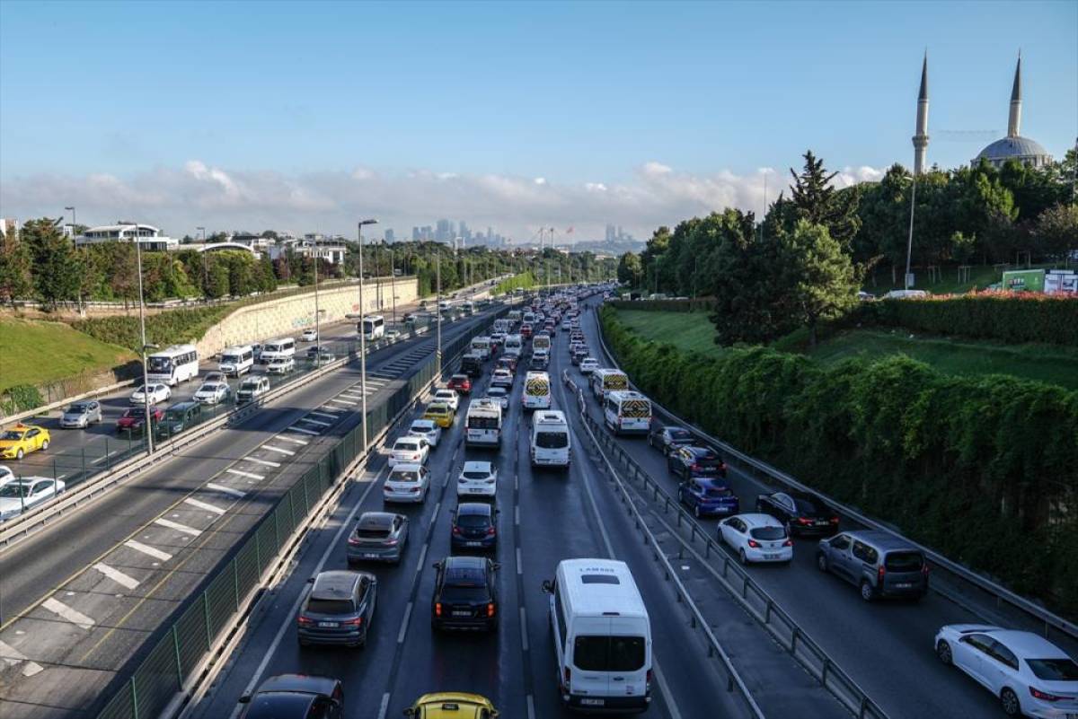 İstanbul'da haftanın ilk iş g&uuml;n&uuml;nde trafik yoğunluğu yaşanıyor