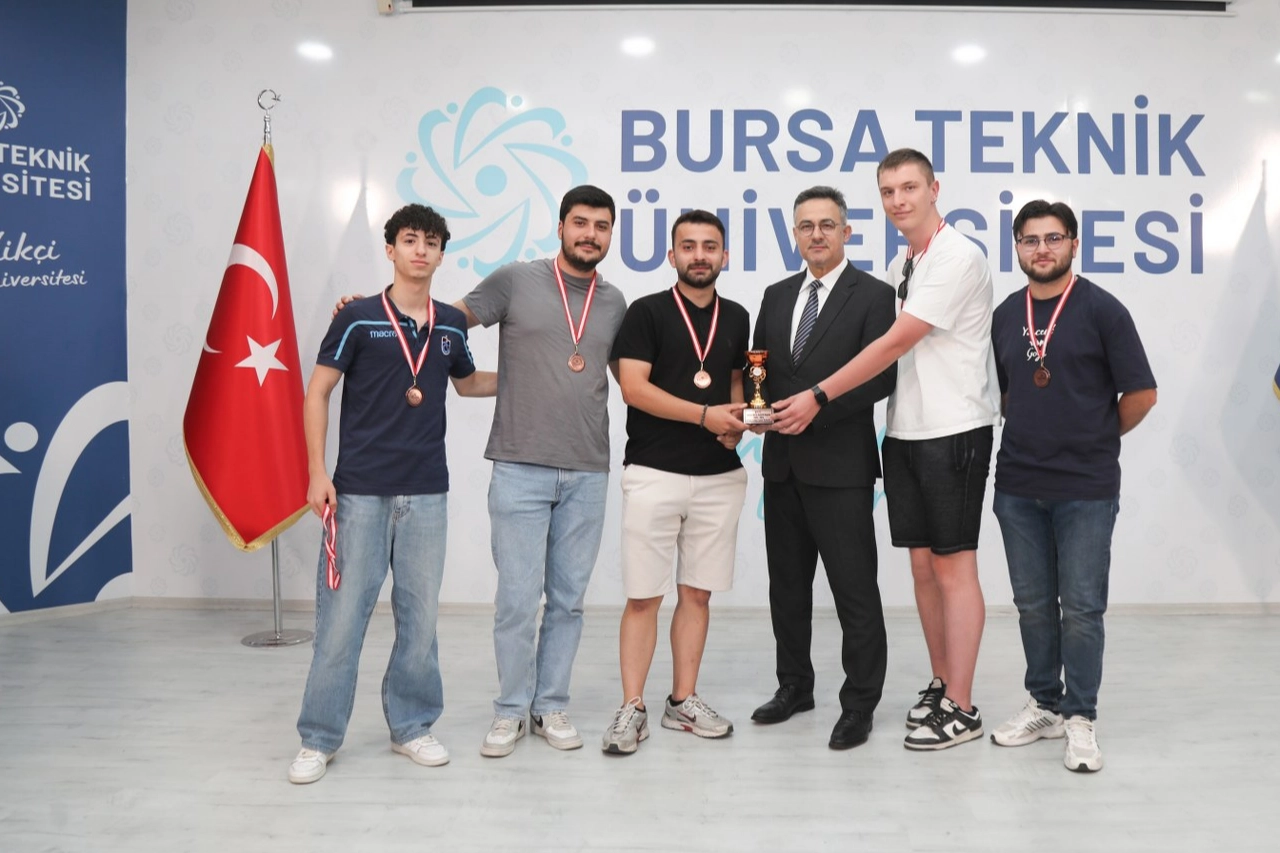 Bursa Teknik'te sporun kazananları &ouml;d&uuml;llerine kavuştu