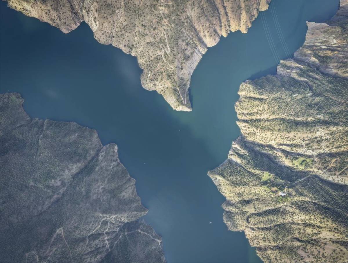 Karakaya Barajı'nda 3 ilin sınırlarının kesiştiği nokta dronla g&ouml;r&uuml;nt&uuml;lendi