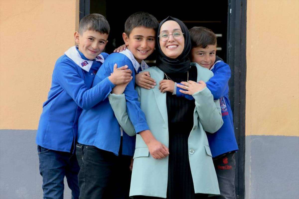 Antalyalı Fatmanur öğretmen Türkiye-Ermenistan sınırındaki köyde eğitim veriyor