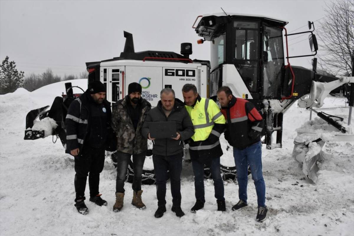Ordu'da karla m&uuml;cadele ekibi AA'nın "Yılın Kareleri" oylamasına katıldı