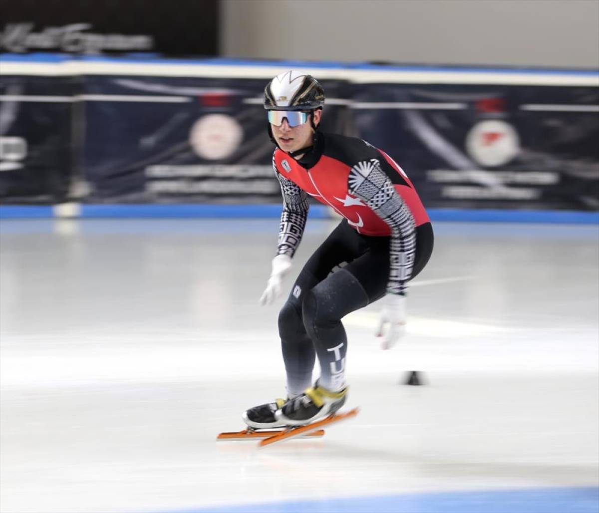 Avrupa'da ilki başaran s&uuml;rat patenci İlyas Karadağ'ın yeni hedefi EYOF