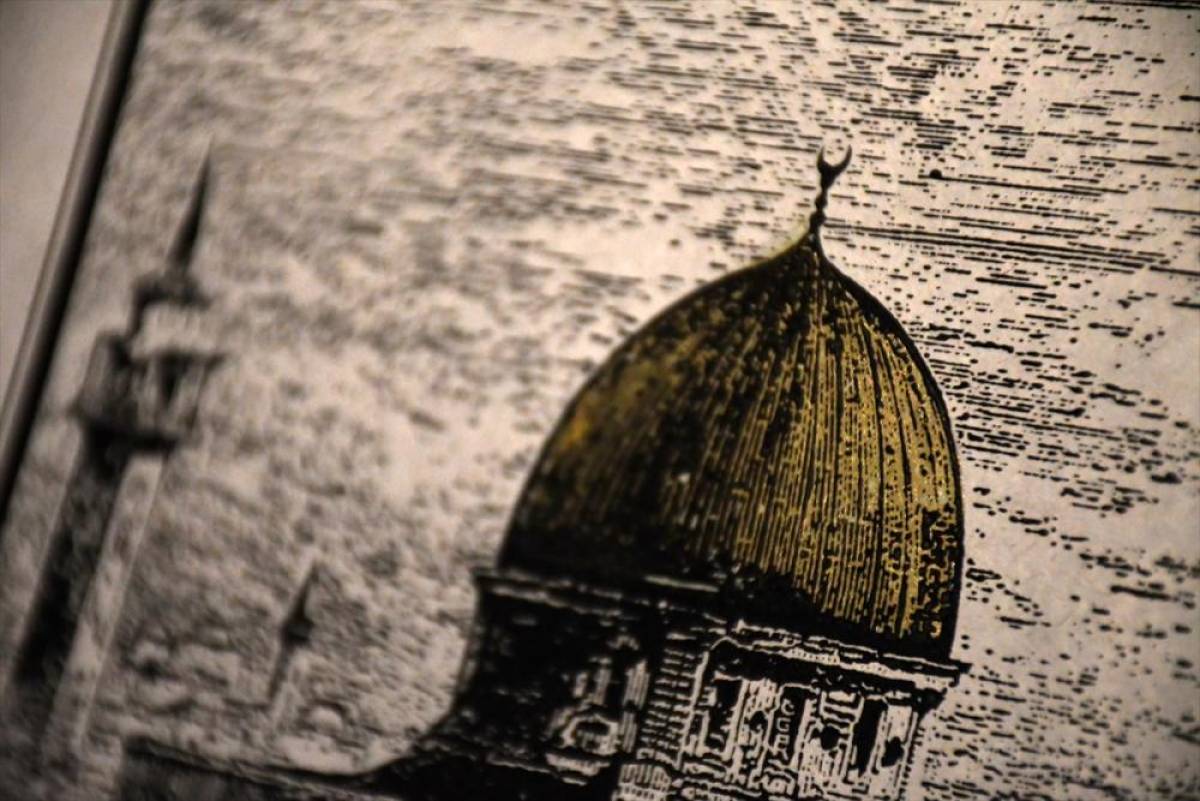 İbadete kapatılan Mescid-i Aksa'yı g&uuml;ndemde tutmak i&ccedil;in el yapımı kağıtlara işliyor