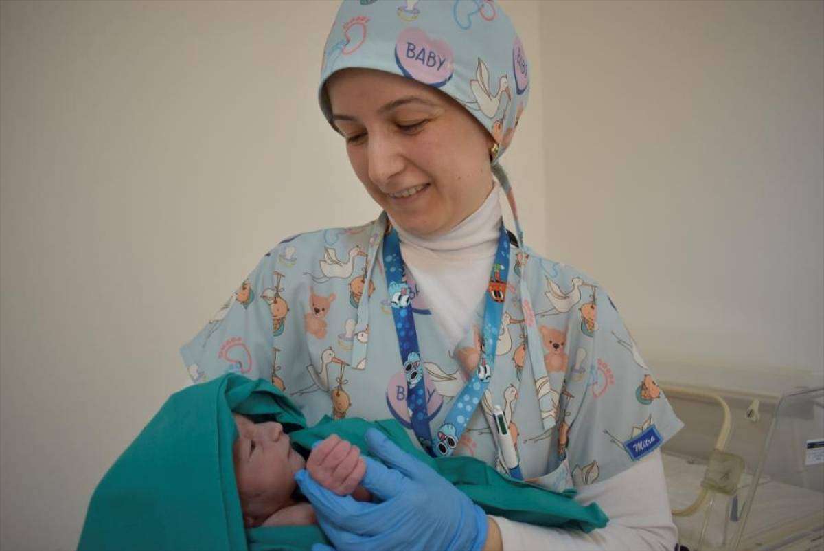 Kitaplardan etkilenerek ebe oldu, 14 yılda çok sayıda çiftin evlat sevincine şahitlik etti