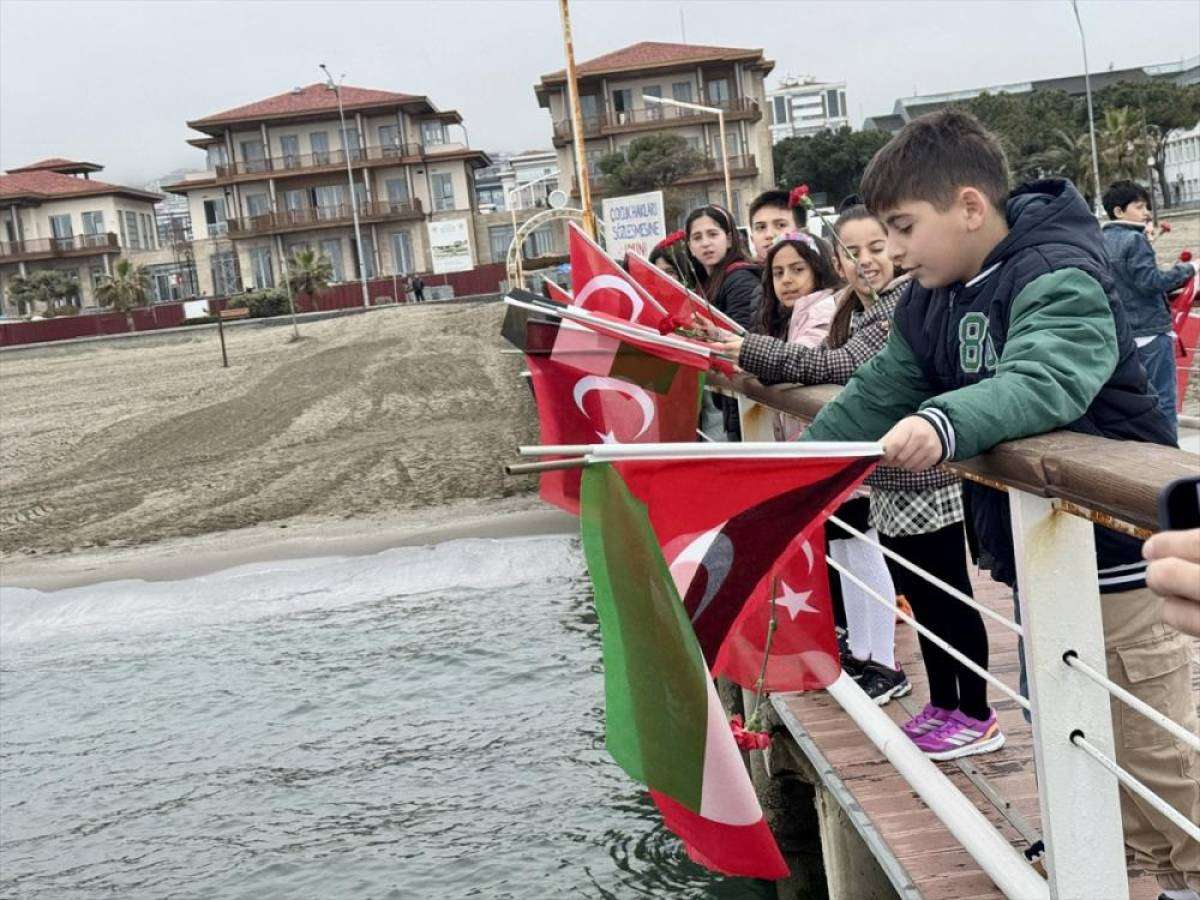 Samsunlu çocuklar, hayatını kaybeden Filistinli akranları için Karadeniz'e karanfil bıraktı