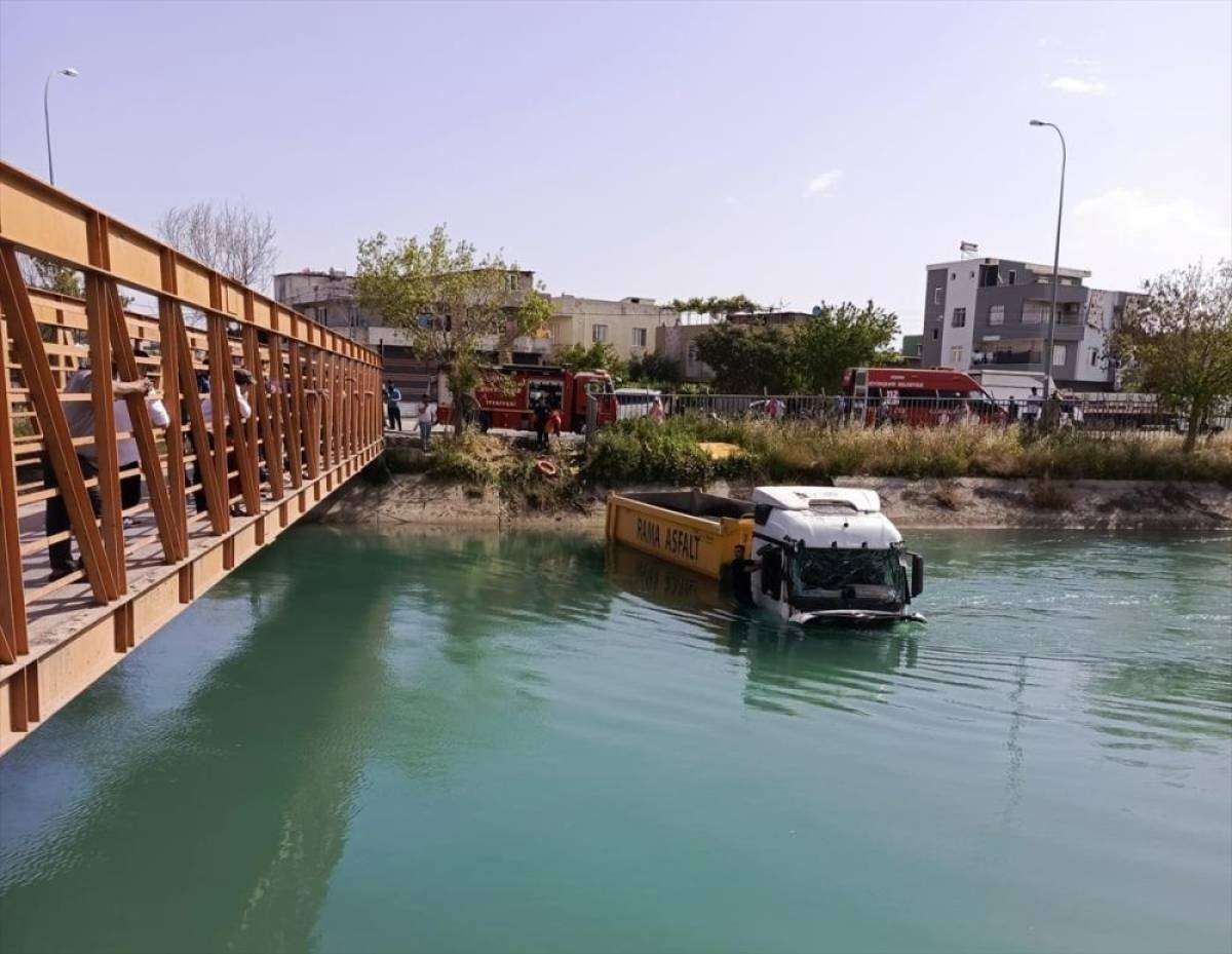 Adana'da sulama kanalına düşen tırın sürücüsünü itfaiye ekibi kurtardı