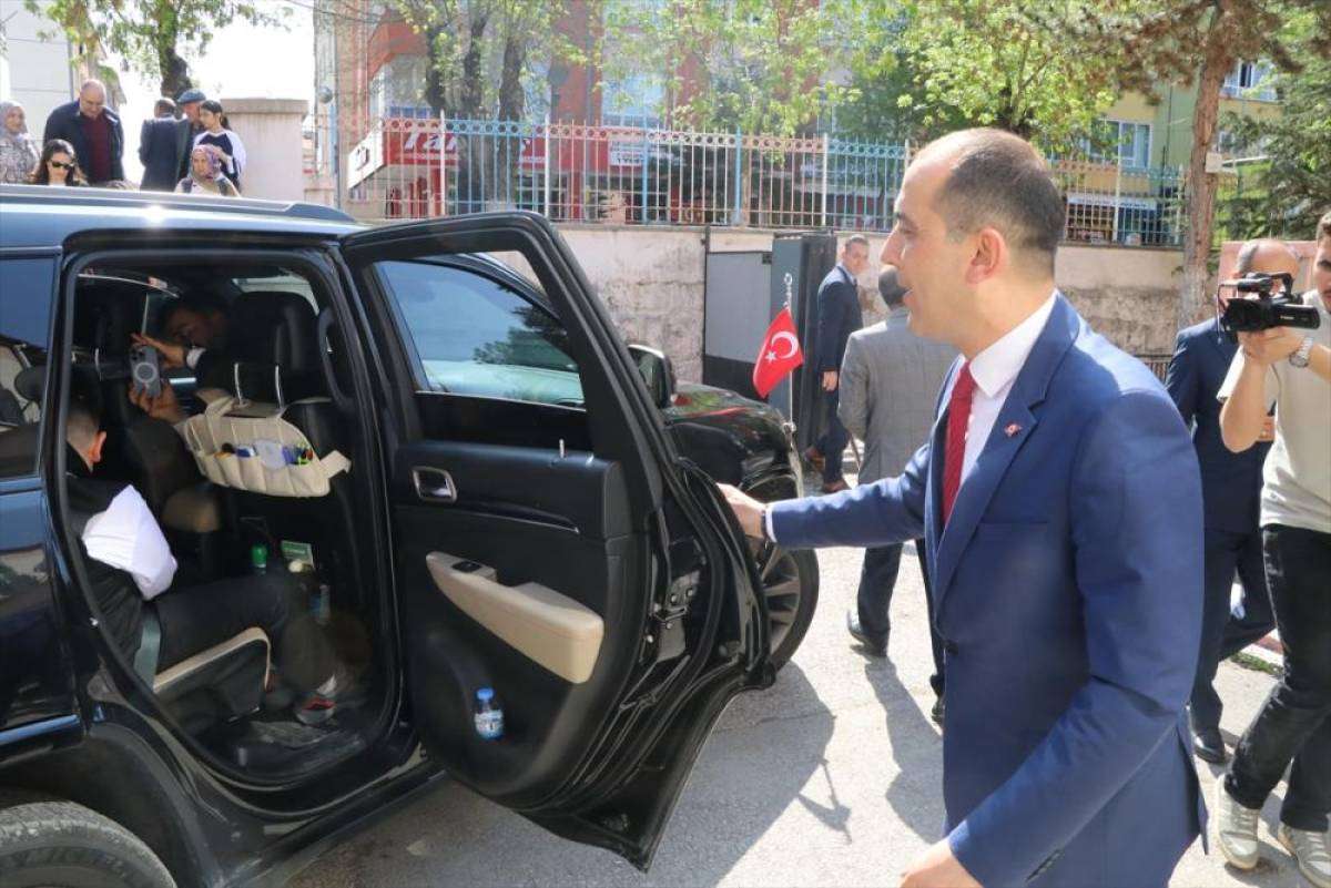 Çankırı Valisi Taşolar, minik valiye makam şoförlüğü yaptı