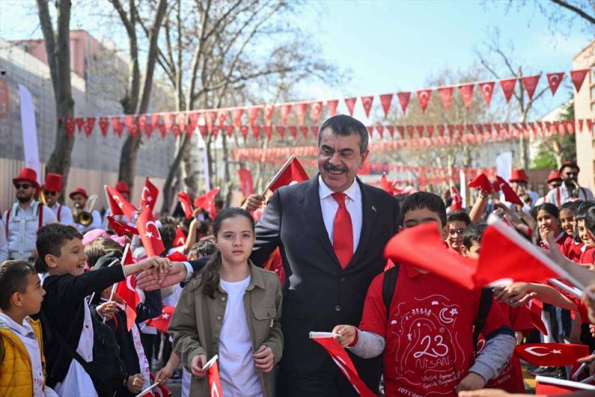 Milli Eğitim Bakanı Tekin, koltuğunu 12 yaşındaki Hasbal'a devretti