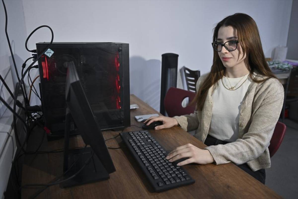 Elektrik direklerinde kullanılan yalıtkan malzemenin &ouml;m&uuml;r testini yerli makinayla yapıyorlar