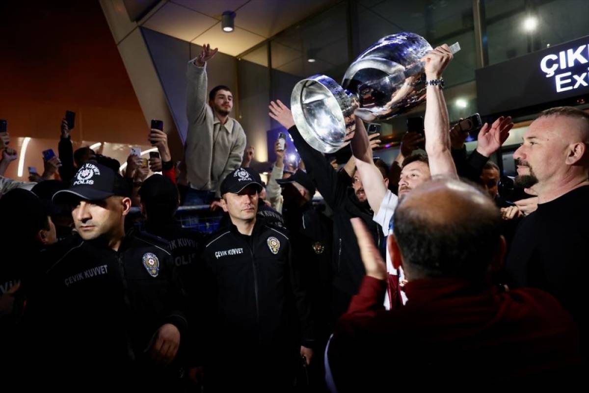 Trabzonspor taraftarları kupa şampiyonu takımlarını coşkuyla karşıladı