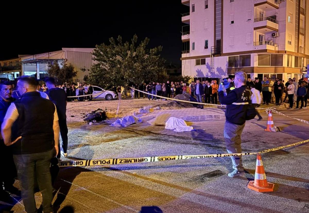 Antalya'da &ccedil;&ouml;p kamyonu ile motosikletin &ccedil;arpıştığı kazada 2 kişi &ouml;ld&uuml;