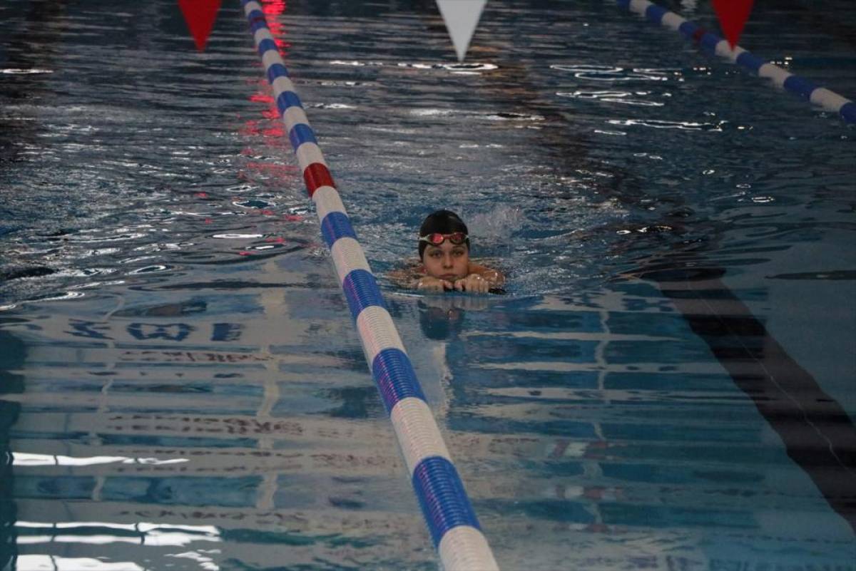 Milli y&uuml;z&uuml;c&uuml; Derin Anbarlı'nın hedefi uluslararası organizasyonda madalya almak