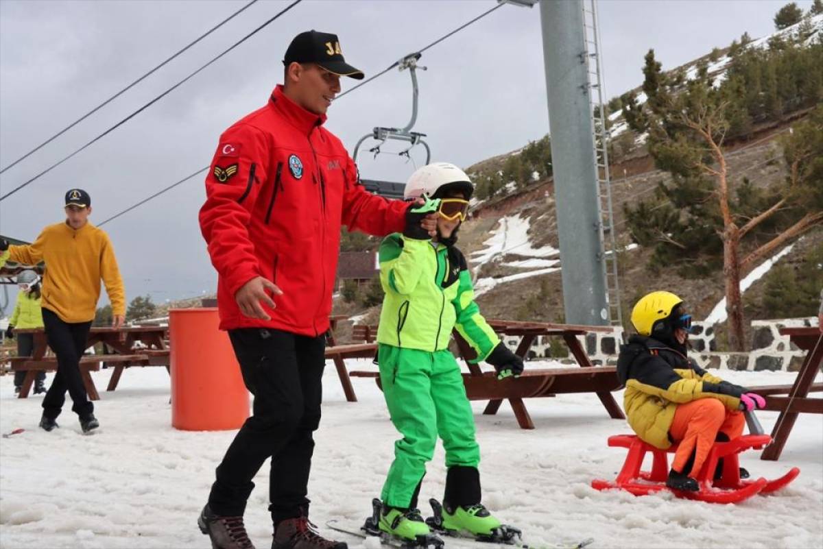 Erzurum'da jandarma sevgi evlerindeki &ccedil;ocukları eğlendirdi