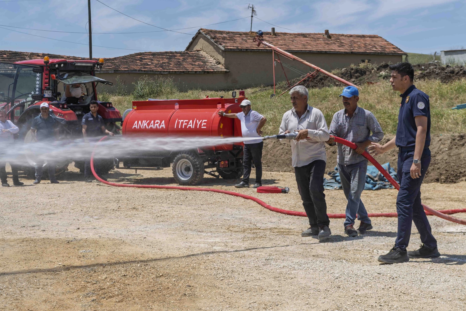 Ankara'da kırsal mahallelere yangın s&ouml;nd&uuml;rme tankeri desteği