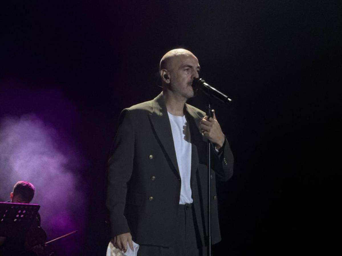 Şarkıcı Soner Sarıkabadayı Bursa'da konser verdi