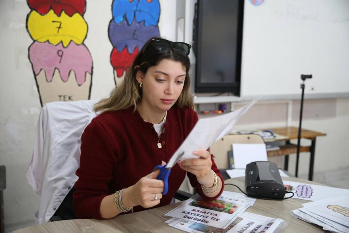 Tutku öğretmen görev yaptığı 17 öğrencili okulu azmiyle güzelleştirdi