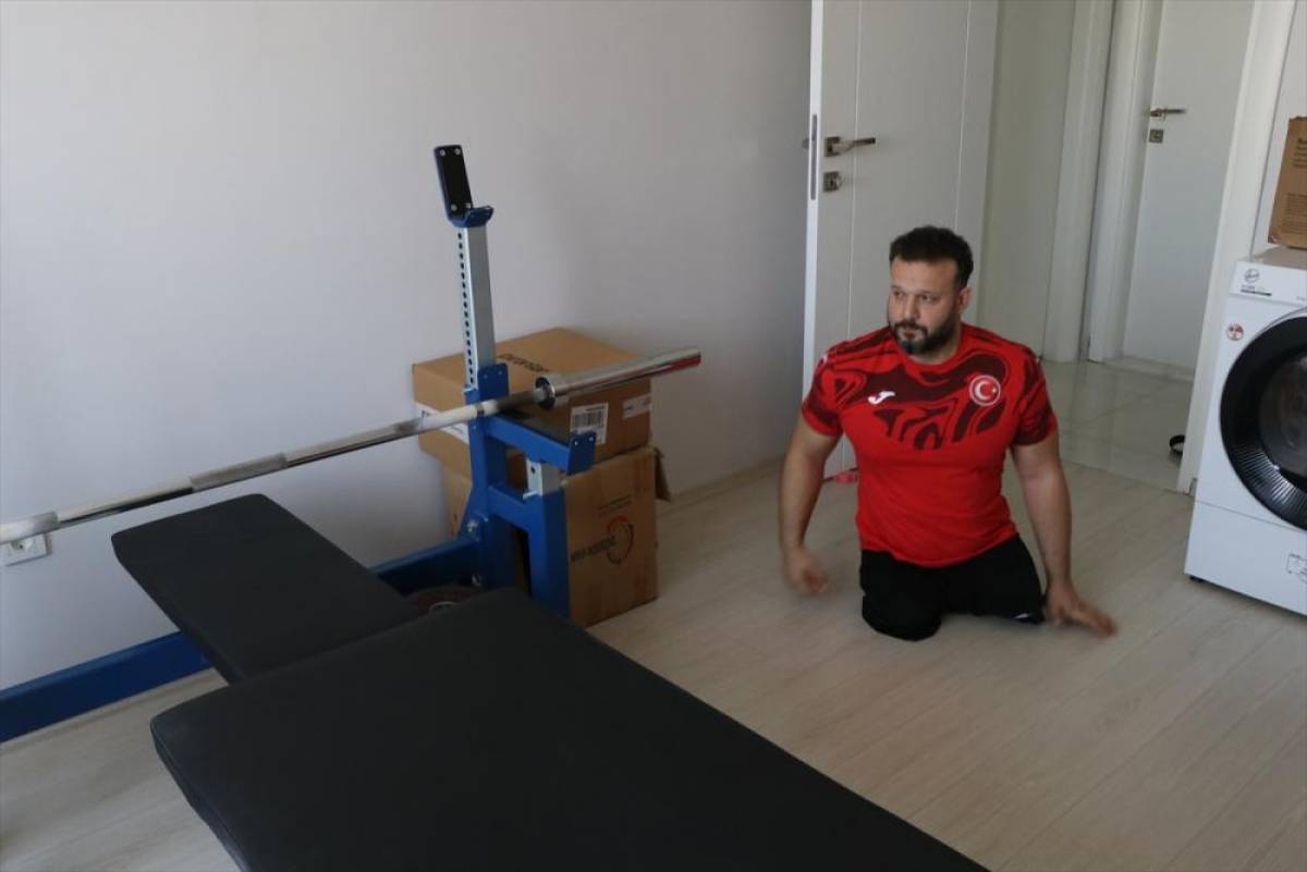 Evindeki &ccedil;ocuk odasını spor salonuna &ccedil;eviren milli halterci Avrupa'dan madalyalarla d&ouml;nd&uuml;