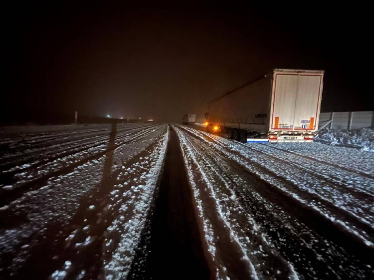 Kars'ta nisanda yağan kar nedeniyle ara&ccedil;lar yolda kaldı