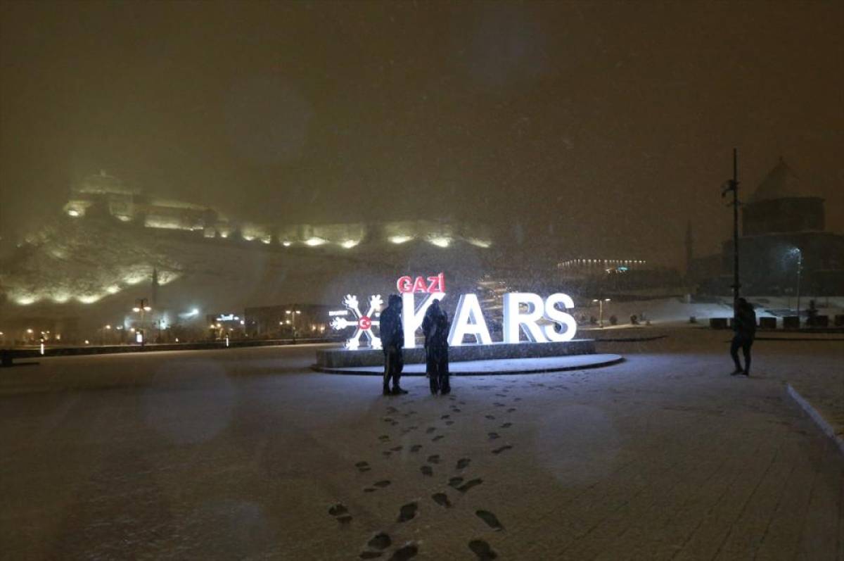 Kars'ta baharda yağan kar kenti beyaza b&uuml;r&uuml;d&uuml;