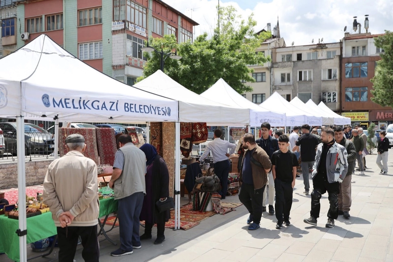 Kayseri Melikgazi Antika Pazarı'na b&uuml;y&uuml;k ilgi