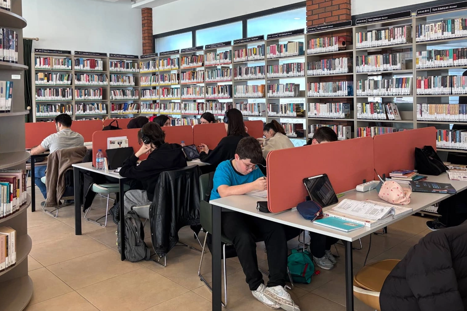 İzmit Millet K&uuml;t&uuml;phanesi bayramın ilk g&uuml;n&uuml; a&ccedil;ık