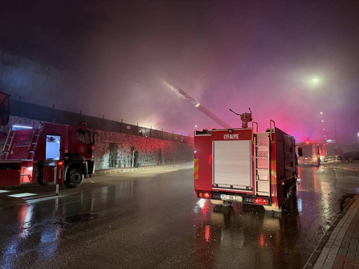 Gaziantep'te mobilya fabrikasında &ccedil;ıkan yangına m&uuml;dahale ediliyor