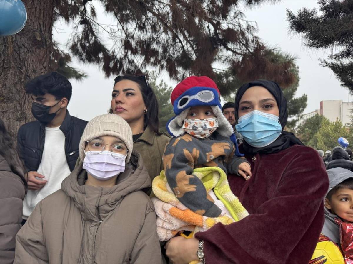 Malatya'da iyileşen iki lösemi hastası çocuk mutluluğunu balon uçurarak paylaştı