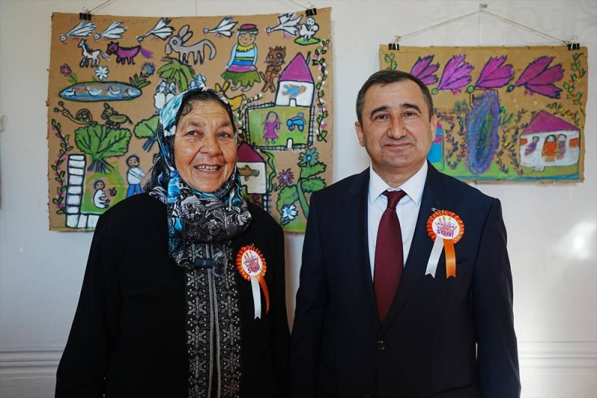 Çanakkale'de 73 yaşındaki Hakime teyzenin yaptığı resimlerden oluşan sergi açıldı