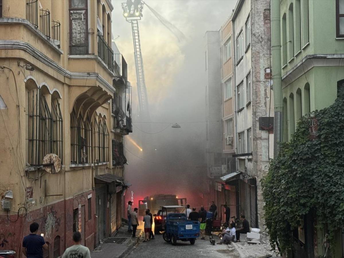 Fatih'te ayakkabı imalathanesinde &ccedil;ıkan yangın s&ouml;nd&uuml;r&uuml;ld&uuml;