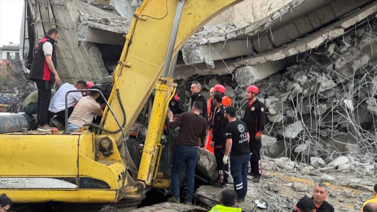 G&Uuml;NCELLEME - Kahramanmaraş'ta 5 katlı otoparkın yıkımı sırasında iş makinesi enkaz altında kaldı