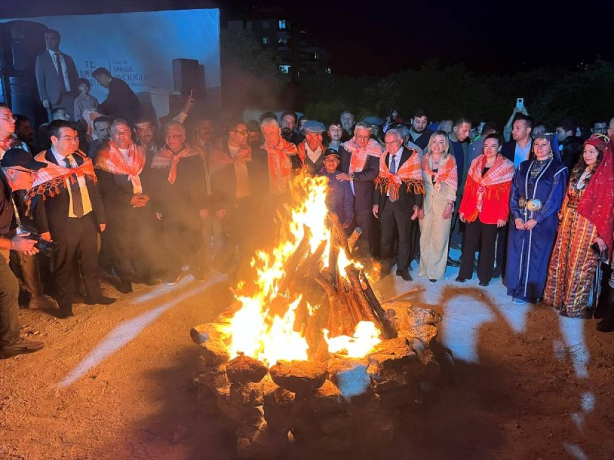 Kumluca Tarım ve Seracılık Festivali'nde Y&ouml;r&uuml;k ateşi yakıldı