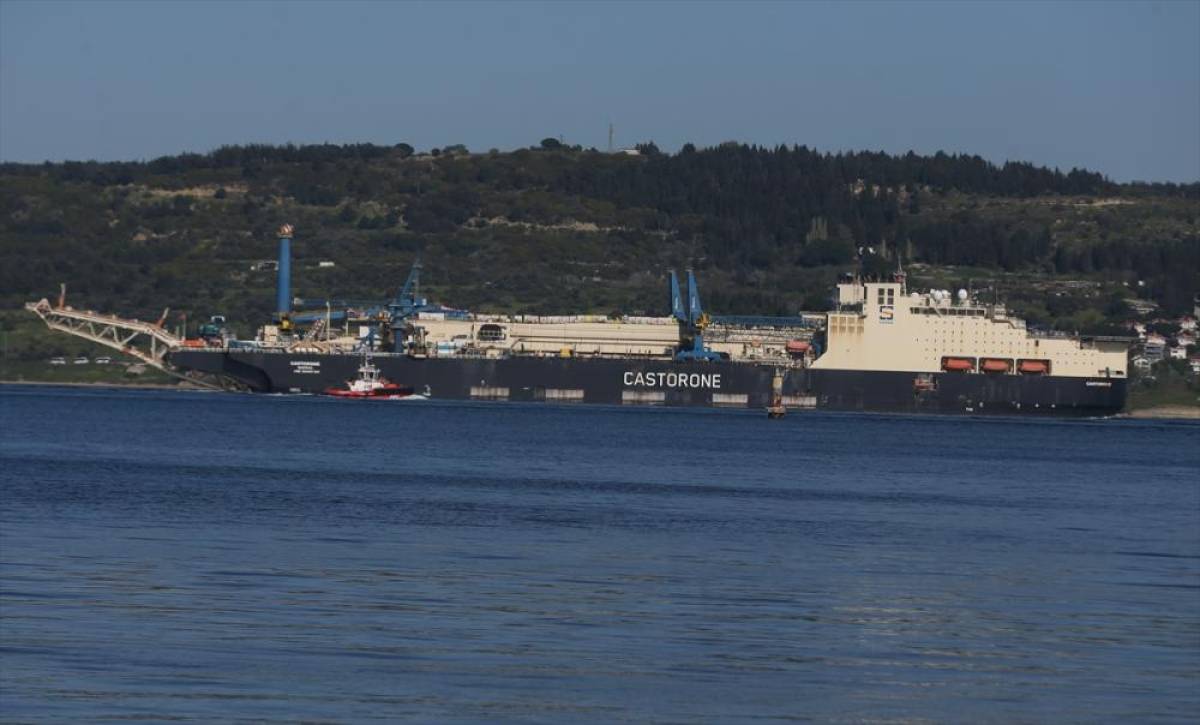 Derin denizde boru indirme gemisi "Castorone" &Ccedil;anakkale Boğazı'ndan ge&ccedil;ti